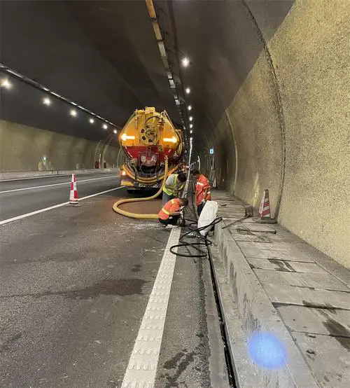 句容隧道排水渠清淤